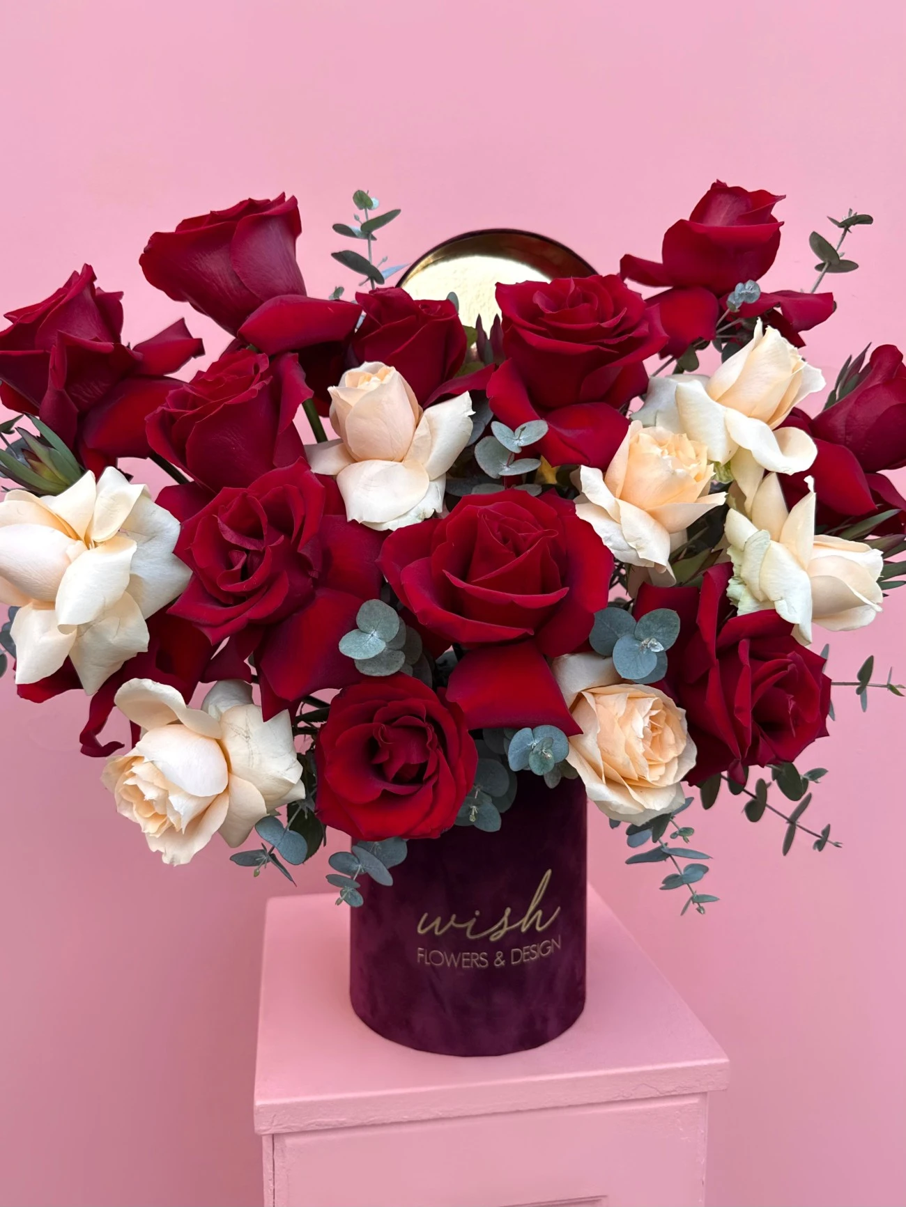 Forever Yours Bordo Kadife Kutuda Gül Aranjmanı